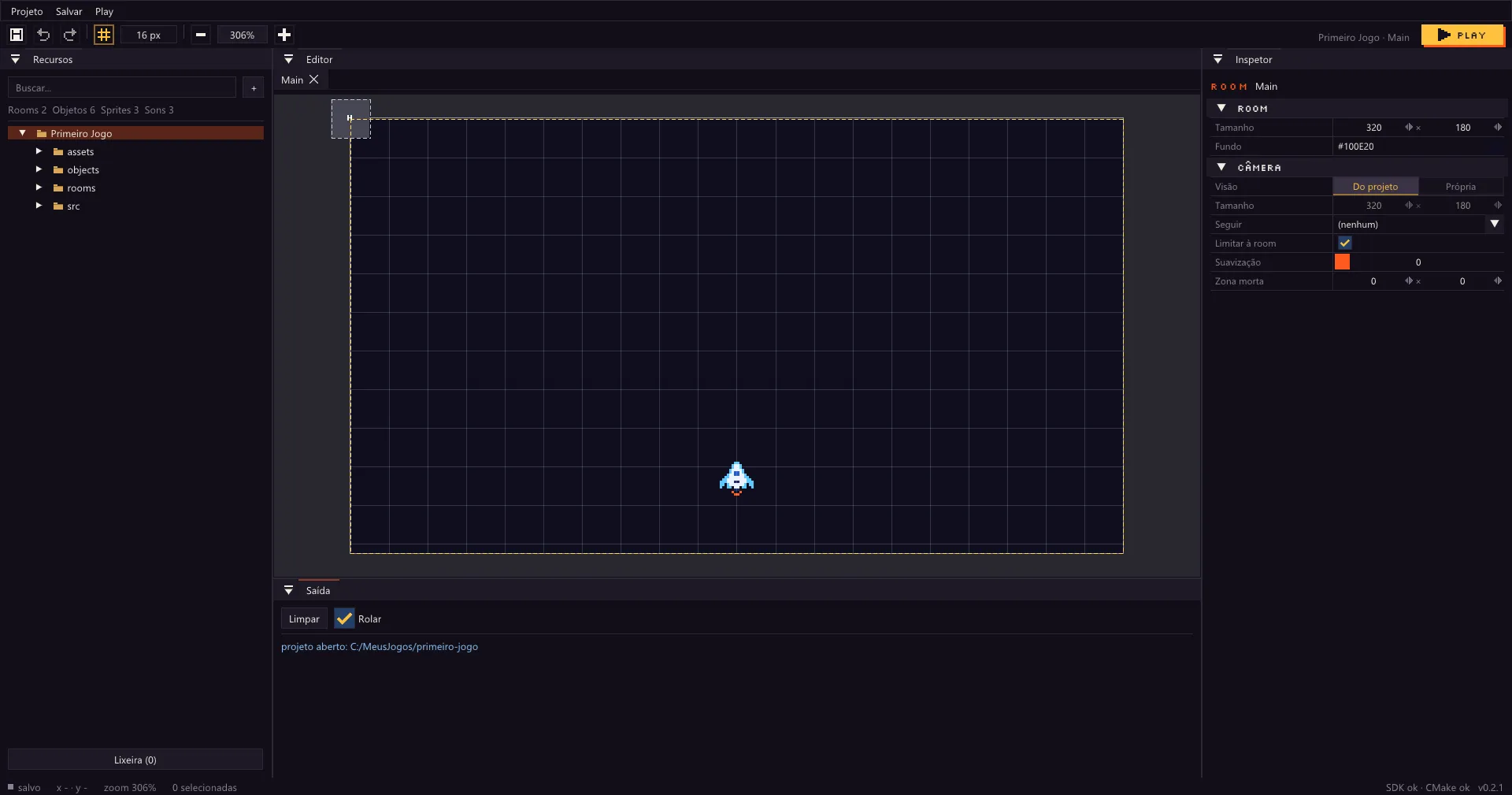 O editor da Brasa com o projeto Primeiro Jogo aberto: Recursos à esquerda, a room Main no centro, o Inspetor à direita e a Saída embaixo.